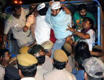 AAP MLAs booked, 6 supporters held for clash with cops - Sakshi Post