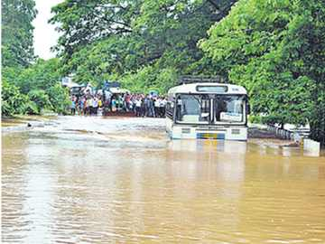 Heavy rains lash Telangana, Andhra, Godavari in spate - Sakshi Post