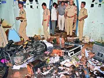 Mob attacks police station over death of man - Sakshi Post