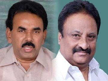 State minister and MP stopped by Karnataka police - Sakshi Post