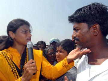 YS Sharmila consoles Yadagiri’s family - Sakshi Post
