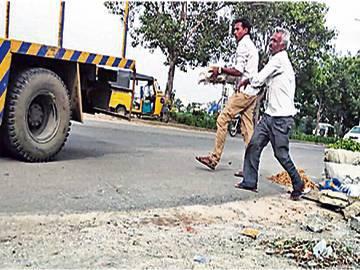 WhatsApp pics send shivers down Traffic Cops’ spines - Sakshi Post