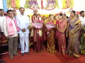 KCR attends his driver&#039;s daughter wedding - Sakshi Post