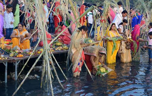 Women Perform Chhath Rituals in Hussain Sagar Chemicals - Sakshi Post