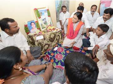Paramarsa Yatra: YS Sharmila consoles 7 families on Day 1 - Sakshi Post