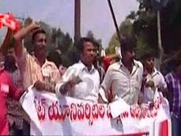 Students try to storm KCR&#039;s camp office - Sakshi Post