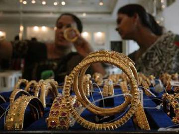Jewellers Protest Compulsory PAN for Gold Purchase - Sakshi Post