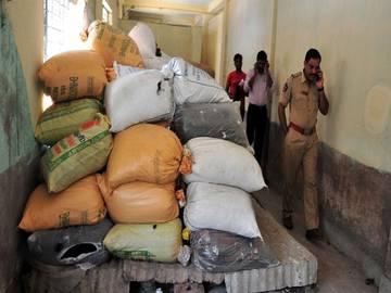 Tonsured hair worth Rs 10 lakh stolen from Simhachalam Temple Tonsured hair worth Rs 10 lakh stolen from Simhachalam Temple - Sakshi Post