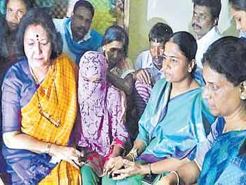 Cong leaders console Veenavanka gang-rape victim - Sakshi Post