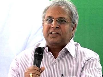 Vundavalli Arun Kumar slams TDP on capital land scam - Sakshi Post