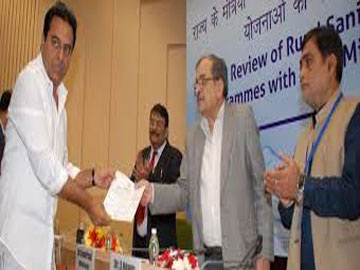 Union min takes stock of drought-like conditions in Telangana Union min takes stock of drought-like conditions in Telangana - Sakshi Post