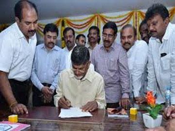 Naidu holds symbolic meets in &#039;AP government transitional HQ&#039; - Sakshi Post