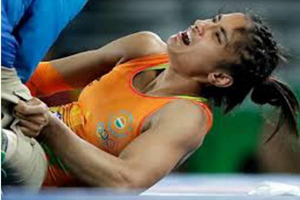 Vinesh Phogat on Wednesday sustained knee injury during her bout against Sun Yanan of China in the quarter-finals of the Women’s Freestyle 48kg category at the Carioca Arena 2. The 21-year-old was leading 1-0 against the Chinese grappler at the tim - Sakshi Post