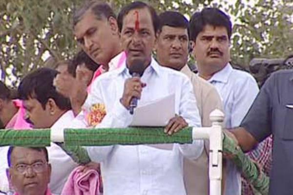 KCR, who on Tuesday signed the pact on Godavari projects alongwith Maharashtra counterpart Devendra Fadnavis, on Wednesday received a grand gala welcome at Begumpet airport. - Sakshi Post