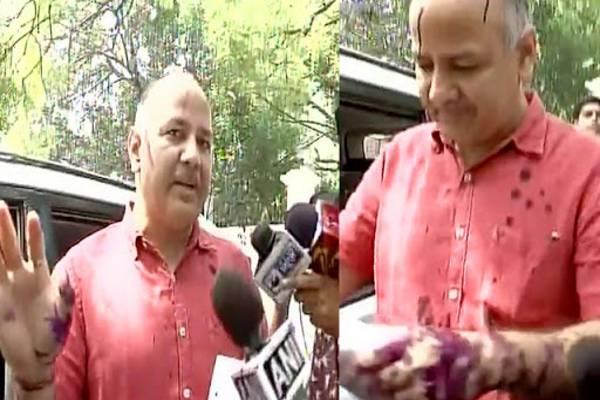 An angry citizen on Monday sprinkled ink at Manish Sisodia, Deputy Chief Minister of Delhi, when he was speaking with the media. - Sakshi Post