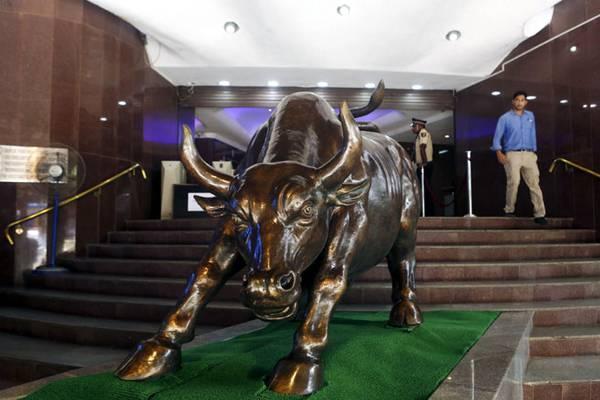 The market barometer 30-scrip sensitive index ended the session at 28,050.88 points up 520.91 points or 1.89 per cent from the previous close at 27,529.97 points. The wider Nifty gained 157.50 points or 1.85 per cent to 8,677.90 points. IT, banking a - Sakshi Post