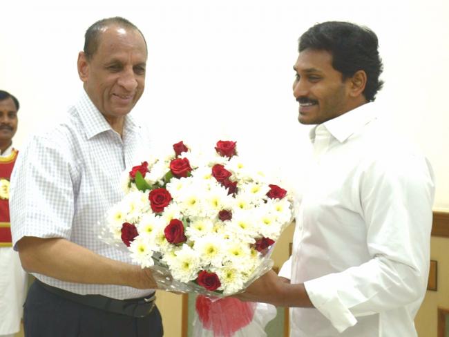 YS Jagan greets Governor ESL Narasimhan - Sakshi Post