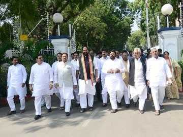 T Congress leaders at Raj Bhavan - Sakshi Post