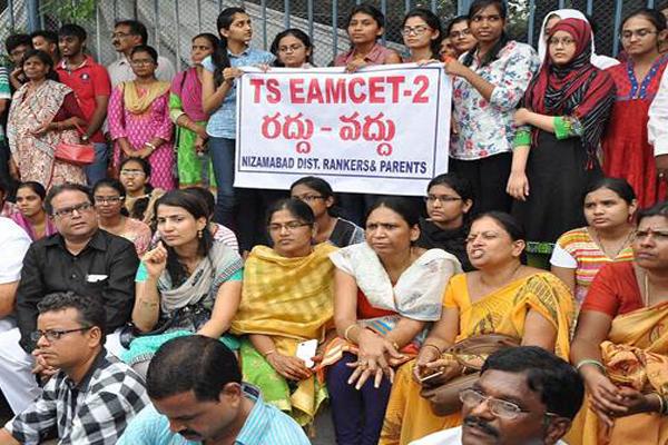 Parents and students staging a protest against the cancellation of Eamcet-II by the Telangana government on August 2, 2016. - Sakshi Post