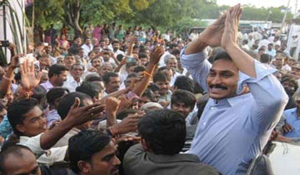 YS Jagan being welcomed by supporters - Sakshi Post