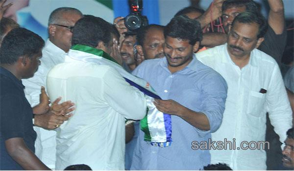 YS Jagan welcomes Kasu Mahesh Reddy into the party - Sakshi Post
