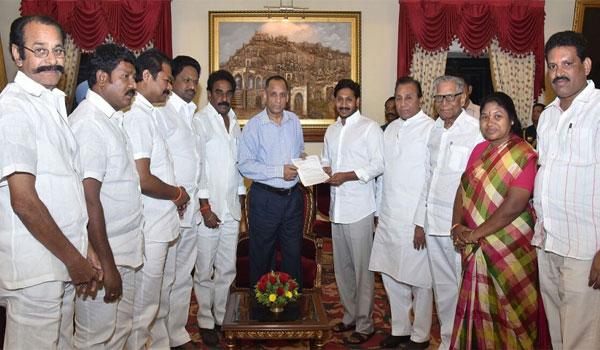 YS Jagan led a YSRCP delegation that met the Governor at Raj Bhavan on Tuesday - Sakshi Post