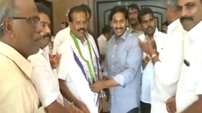 YSRCP president YS Jagan Mohan Reddy welcoming Vijayabhaskar Reddy into the party fold. YSRCP president YS Jagan Mohan Reddy welcoming Vijayabhaskar Reddy into the party fold. - Sakshi Post