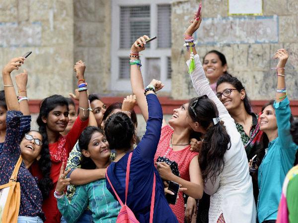 A selfie protest at Miranda House A selfie protest at Miranda House - Sakshi Post