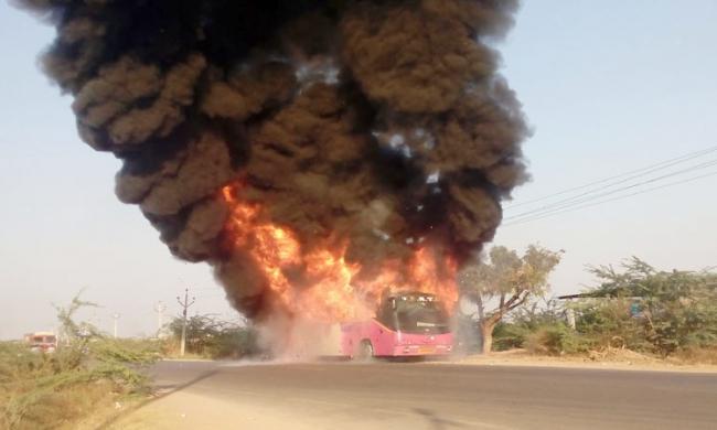 Thick smoke bellowing from the ill-fated Garuda bus near Aler. - Sakshi Post