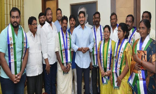 YS Jagan with newly joined leaders - Sakshi Post