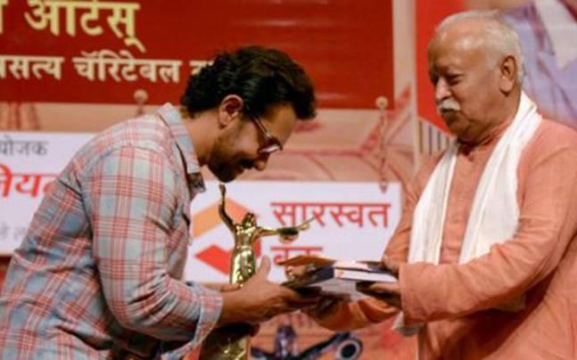 RSS chief gives away award to Aamir Khan - Sakshi Post