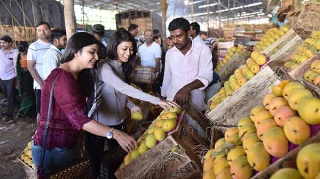As mangoes are flooding markets of Hyderabad in the current month of May, the sellers and fruit vendors are resorting to distress sale. The price as cheaper as Rs30 per kilograme is luring the consumers. (Representational image) - Sakshi Post