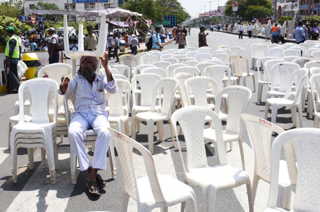 Empty chairs greeted Andhra Pradesh chief minister N Chandrababu Naidu in Benz Circle on Friday. - Sakshi Post