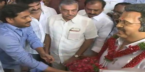 Leader of the Opposition in AP Assembly YS Jagan Mohan Reddy pays floral tributes to the statue of legendary director and producer Dasari Narayana Rao in Hyderabad - Sakshi Post