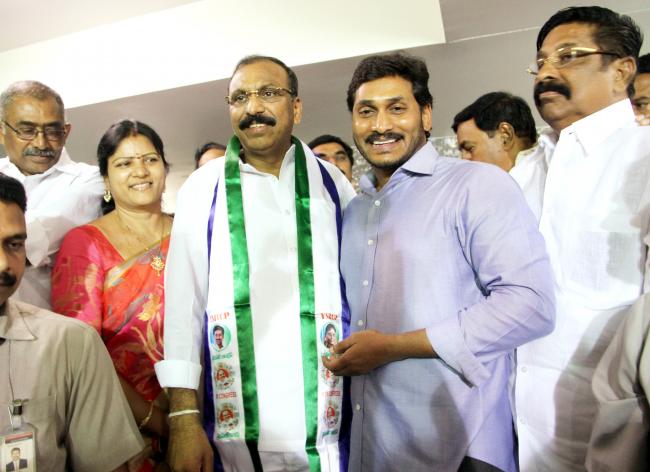 Silpa Mohan Reddy being invited by YS Jagan Mohan Reddy into the party on Wednesday - Sakshi Post