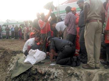 Rescue personnel at the site of the borewell in&amp;amp;nbsp;Ikkareddyguda near Chevella in Ranga Reddy district. - Sakshi Post
