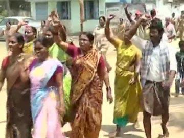 Tundurru villagers protesting the restart of factory works, on Thursday. - Sakshi Post