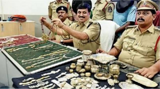 Police display stolen jewellery recovered from the accused - Sakshi Post