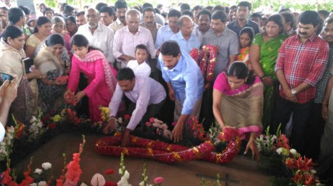 YS Jagan Mohan Reddy, Sharmila, YS Bharati Reddy, YS Vijayamma pay tributes to YSR at YSR ghat in Idupulapaya on Saturday - Sakshi Post