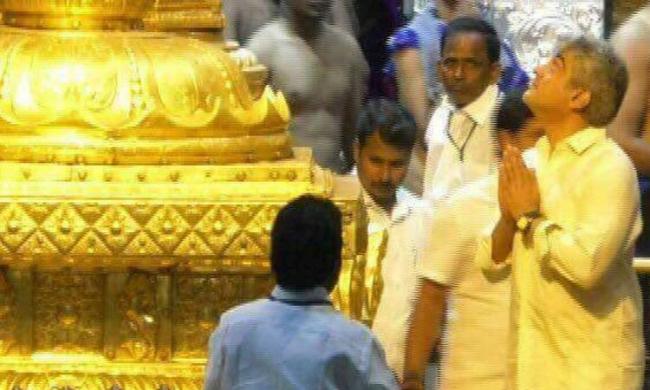 Ajith Kumar offered his prayers at Tirupati temple on Tuesday - Sakshi Post