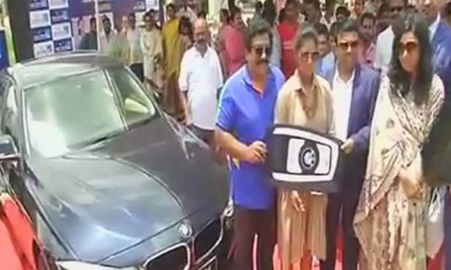 Chamudeswarinath gifts BMW to Mithali Raj at the Pullela Gopichand Badminton Academy Chamudeswarinath gifts BMW to Mithali Raj at the Pullela Gopichand Badminton Academy - Sakshi Post
