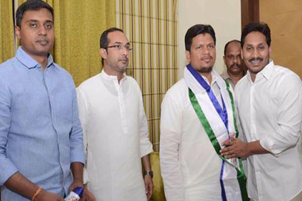 Habeebullah with YS Jagan Mohan Reddy and MP MIthun Reddy&amp;amp;nbsp; - Sakshi Post