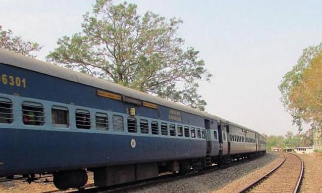 The train, which was supposed to go towards Ghazipur from the Fefna station, instead headed for Mau - Sakshi Post