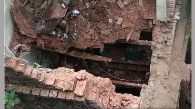 A four-storey dilapidated building in central Kolkata’s Posta area, the biggest wholesale hub of eastern India, collapsed today, killing three members of a family. &amp;amp;nbsp;(Representational image)&amp;amp;nbsp; - Sakshi Post