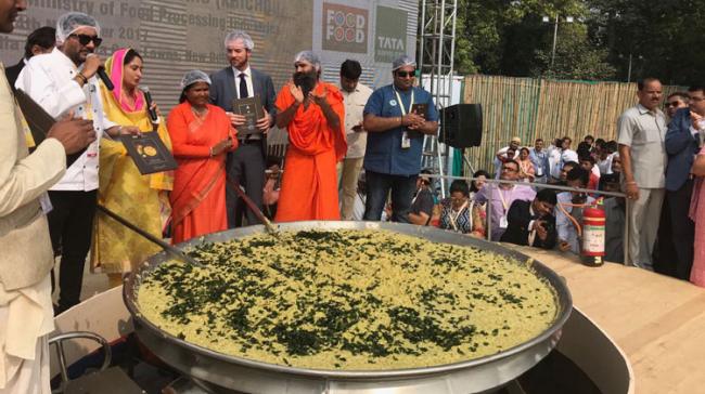 Guinness world record by cooking 918 kg khichdi - Sakshi Post