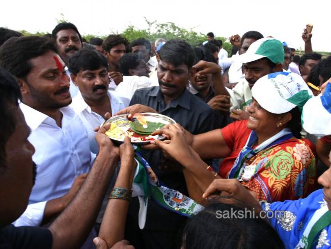 Leader of Opposition in AP Assembly YS Jagan Mohan Reddy receiving a traditional welcome during the Day 3 Praja Sankalpa Yatra, on Wednesday. - Sakshi Post