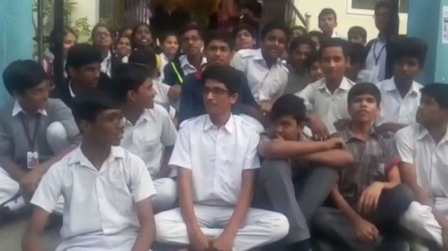 Private school students staged protest at Chaitanyapuri&amp;amp;nbsp; - Sakshi Post