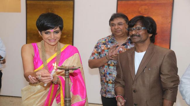Mandira Bedi and Ramesh Thorat (extreme right) - Sakshi Post