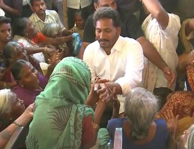 YS Jagan consoling a woman in Dharmavaram constituency - Sakshi Post