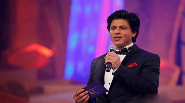 Shah Rukh Khan at Zee Cine Awards 2018 - Sakshi Post